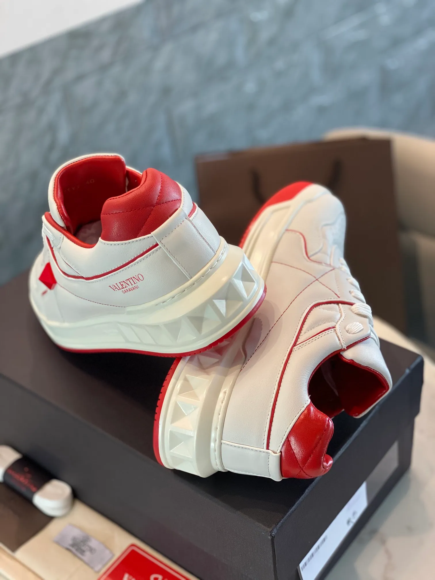 👟👟Ex-factory price 780👟👟 Valentino ONE STUD calfskin lace-up sneakers. Soft suede low-top sneakers, classic and versatile, couple's sneakers, special goods, worth buying! A pair of simple shoes with unique details will save you from the difficulty of dressing. OneStud sneakers, with quilted plaid and oversized rivets, create an eye-catching punk style and get rid of the heavy feeling of this season's clothing. U👟👟Ex-factory price raise calfskin derby shoes, with exquisite leather construction and simple silhouette, smooth lines set the tone of coolness, they are a versatile item in the wardrobe. There are more Valentino boutique shoes waiting for you to unlock! It’s time to get the shoes you’ve been coveting for a long time! Officially on sale 7,+++ - Seven straps, decorated with metallic rubber effect. Decoration on the back and tongue. Size 35-44.